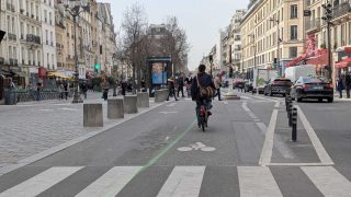 Une Ligne Verte Mystérieuse Apparaît à Paris pour le Semi-Marathon Hoka 2026