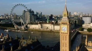 Le Royaume-Uni suspend les visas étudiants pour quatre pays et bloque les visas travail afghans