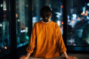 La Nuit Nous Appartient-Elle ? Le Rapport Complexe des Femmes à l'Obscurité