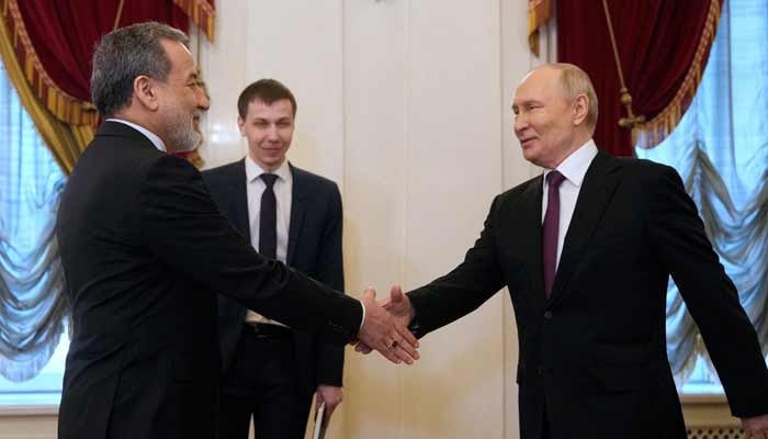Poutine promet un soutien total à l’Iran lors des négociations de Saint-Pétersbourg