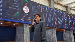 PSX : Le KSE-100 explose de plus de 4 500 points, porté par l'espoir de paix USA-Iran et le soutien saoudien