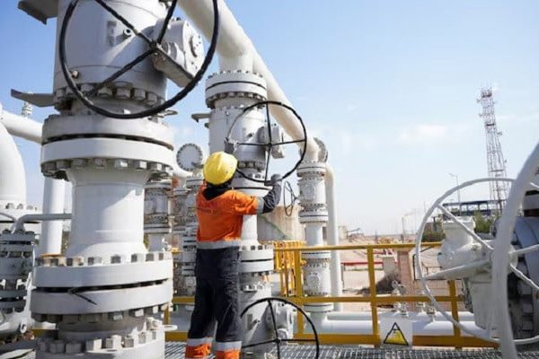 Chute des Prix du Pétrole à un Plus Bas de Deux Semaines sur les Espoirs de Paix entre les États-Unis et l’Iran