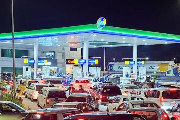 Pakistan réduit le prix de l’essence et du diesel de 5 roupies : une bouffée d’air frais pour les consommateurs